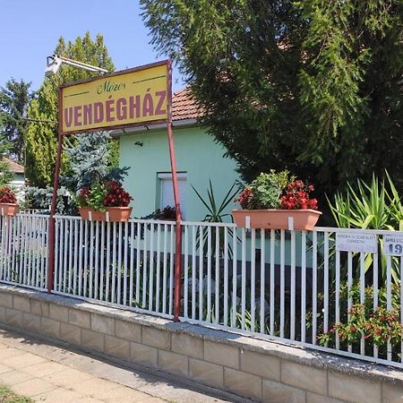 Opusztaszeri Mozes Vendeghaz酒店 外观 照片