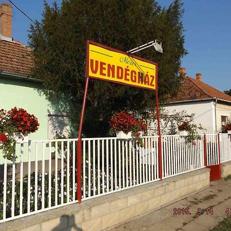 Opusztaszeri Mozes Vendeghaz酒店 外观 照片