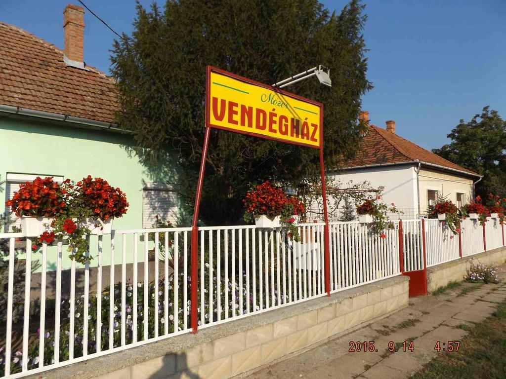Opusztaszeri Mozes Vendeghaz酒店 外观 照片